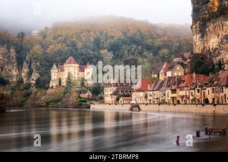 La Roque-Gageac, Nouvelle-Aquitaine, France - 6 décembre 2023 : la Roque-Gageac, l'un des plus Beaux villages de France, et Château de la Mala Banque D'Images