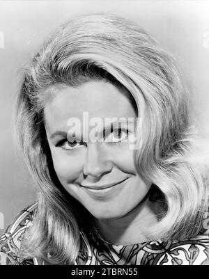 Elizabeth Montgomery. Portrait de l'actrice américaine, célèbre pour son rôle dans la série télévisée Bewitched, Elizabeth Victoria Montgomery (1933-1995), photo publicitaire, c. 1967 Banque D'Images