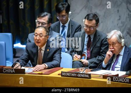 New York, États-Unis, 8 décembre 2023. Zhang Jun (G) Représentant permanent de la Chine auprès des Nations Unies s'adresse au Conseil de sécurité des Nations Unies aux côtés du Secrétaire général des Nations Unies Antonio Guterres lors d'une réunion sur la situation au Moyen-Orient. Crédit : Enrique Shore/Alamy Live News Banque D'Images