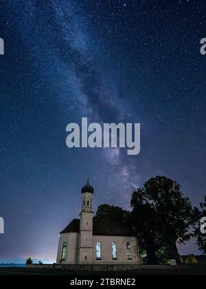 Ciel nocturne avec voie lactée au-dessus de l'église de St. Andrä en haute-Bavière, Bavière, Allemagne, Europe ciel nocturne avec voie lactée au-dessus de l'église de St. Andrä en haute-Bavière, Bavière, Allemagne, Europe Banque D'Images