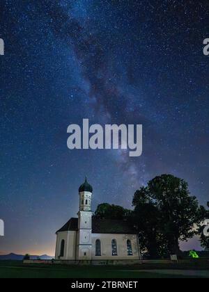 Ciel nocturne avec voie lactée au-dessus de l'église de St. Andrä en haute-Bavière, Bavière, Allemagne, Europe ciel nocturne avec voie lactée au-dessus de l'église de St. Andrä en haute-Bavière, Bavière, Allemagne, Europe Banque D'Images