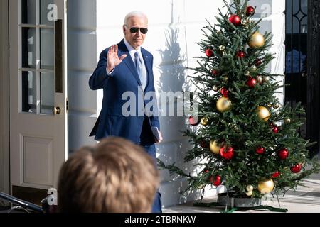 Washington, États-Unis. 08 décembre 2023. Le président Joe Biden saluant la presse alors qu'il quitte la Maison Blanche pour se rendre à Las Vegas, Nevada. (Photo de Michael Brochstein/Sipa USA) crédit : SIPA USA/Alamy Live News Banque D'Images