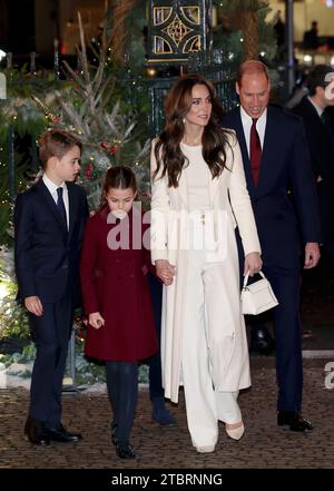 (Gauche-droite) Prince George, Princesse Charlotte, la Princesse de Galles et le Prince de Galles arrivant pour les chants royaux - ensemble au service de Noël à l'abbaye de Westminster à Londres. Date de la photo : Vendredi 8 décembre 2023. Banque D'Images