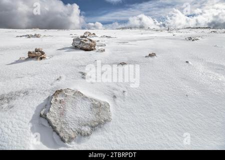 Italie, Trentin, district de trente, municipalité de Canazei, groupe montagneux de Sella, plateau sommital de Sass Pordoi couvert par la neige gelée, paysage désertique dans les Dolomites Banque D'Images