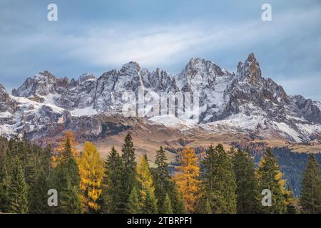 Italie, Trentin, chaîne de montagnes Pale di San Martino, le côté nord en automne avec peu de neige sur les sommets, Dolomites Banque D'Images