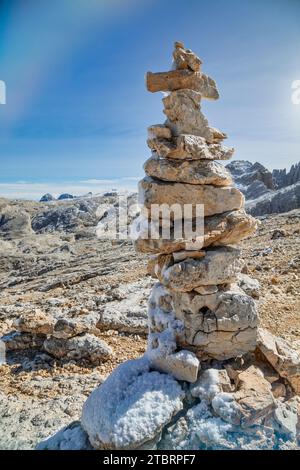 Italie, Trentin, province de trente, municipalité de Primiero San Martino di Castrozza, cairn de pierres sur le plateau de Pale di San Martino, Dolomites Banque D'Images