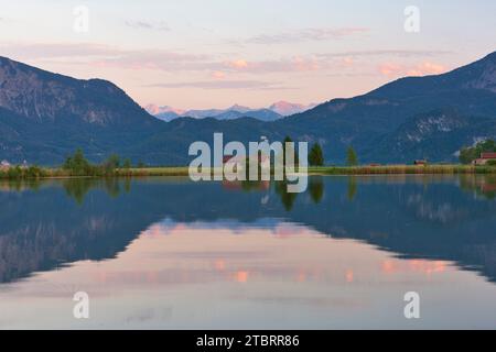 Réflexion à Eichsee contre Kesselberg et Karwendel, centrale de Walchensee en arrière-plan Banque D'Images