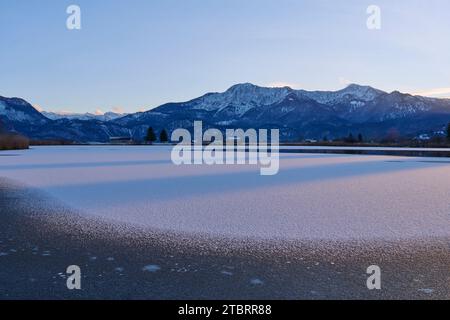 Eichsee gelé contre Karwendel, Herzogstand et Heimgarten Banque D'Images