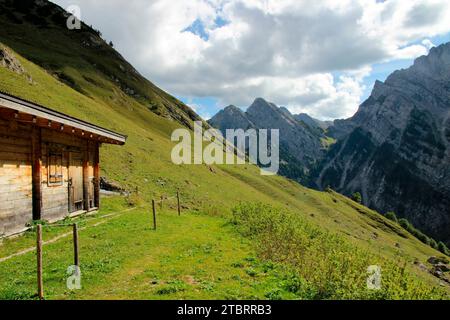 Vue depuis le Tortal Hochleger dans le Tortal, à gauche le Nördliche Stuhlkopf 2015m, à droite derrière lui le Südliche Stuhlkopf 2049m, en arrière Banque D'Images