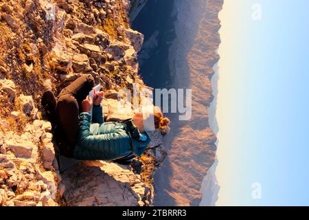 Jeune femme écrivant une entrée dans le livre du sommet, au lever du soleil, vue dans le Karwendel, randonnée à la Pleisenspitze (2569m) vue du sommet chaîne Karwendel fr Banque D'Images