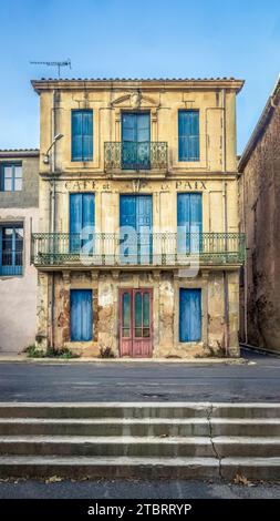 Café fermé à Cruzy. Banque D'Images