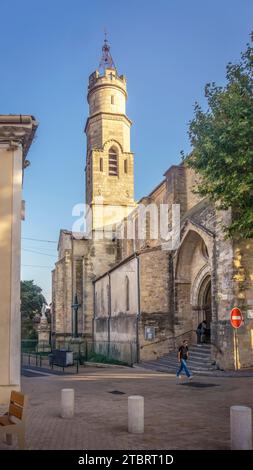 Église Saint Saturnin à Cazouls lès Béziers. L'église a été construite au XIII siècle. Monument historique. Banque D'Images
