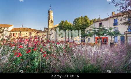 Église Saint Saturnin à Cazouls lès Béziers. L'église a été construite au XIII siècle. Monument historique. Banque D'Images