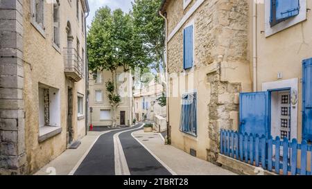 Rue du village à Portel des Corbières. La commune est située dans le Parc naturel régional de la Narbonnaise en Méditerranée. Banque D'Images