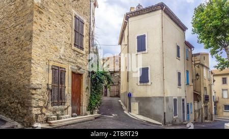 Rue du village à Portel des Corbières. La commune est située dans le Parc naturel régional de la Narbonnaise en Méditerranée. Banque D'Images