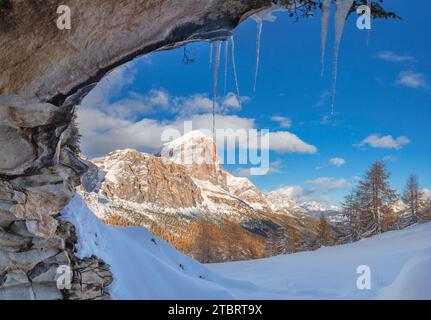 Italie, Vénétie, province de Belluno, une vue hivernale de la Tofana di Rozes d'une grotte rocheuse avec des glaçons suspendus d'en haut, Dolomites Banque D'Images