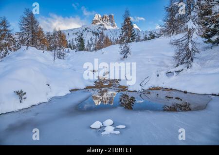 Italie, Vénétie, province de Belluno, Mont Averau reflété dans une piscine d'eau gelée, paysage d'hiver près du col de Falzarego, Dolomites Banque D'Images