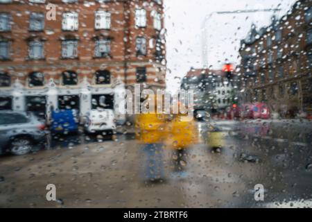 Gouttes de pluie sur la vitre de la voiture, Copenhague, Danemark Banque D'Images