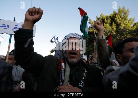 SANAA, Sanaa, Yémen. 8 décembre 2023. Des manifestants prennent part à une manifestation de solidarité avec les Palestiniens de Gaza, au milieu du conflit en cours entre Israël et la Palestine.les États-Unis ont imposé jeudi des sanctions à 13 personnes et entités pour avoir prétendument acheminé des dizaines de millions de dollars en devises étrangères au groupe Houthi du Yémen à partir de la vente et de l'expédition de marchandises iraniennes.les Houthis disent qu'ils ont organisé des drones et des attaques de missiles contre Israël et des navires israéliens en mer Rouge en réponse à l'offensive lancée par Israël contre Gaza. (Image de crédit : © Banque D'Images