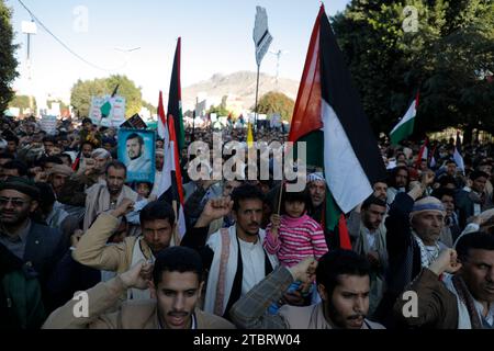 SANAA, Sanaa, Yémen. 8 décembre 2023. Des manifestants prennent part à une manifestation de solidarité avec les Palestiniens de Gaza, au milieu du conflit en cours entre Israël et la Palestine.les États-Unis ont imposé jeudi des sanctions à 13 personnes et entités pour avoir prétendument acheminé des dizaines de millions de dollars en devises étrangères au groupe Houthi du Yémen à partir de la vente et de l'expédition de marchandises iraniennes.les Houthis disent qu'ils ont organisé des drones et des attaques de missiles contre Israël et des navires israéliens en mer Rouge en réponse à l'offensive lancée par Israël contre Gaza. (Image de crédit : © Banque D'Images