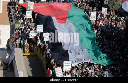 SANAA, Sanaa, Yémen. 8 décembre 2023. Des manifestants prennent part à une manifestation de solidarité avec les Palestiniens de Gaza, au milieu du conflit en cours entre Israël et la Palestine.les États-Unis ont imposé jeudi des sanctions à 13 personnes et entités pour avoir prétendument acheminé des dizaines de millions de dollars en devises étrangères au groupe Houthi du Yémen à partir de la vente et de l'expédition de marchandises iraniennes.les Houthis disent qu'ils ont organisé des drones et des attaques de missiles contre Israël et des navires israéliens en mer Rouge en réponse à l'offensive lancée par Israël contre Gaza. (Image de crédit : © Banque D'Images