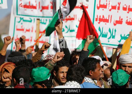 SANAA, Sanaa, Yémen. 8 décembre 2023. Des manifestants prennent part à une manifestation de solidarité avec les Palestiniens de Gaza, au milieu du conflit en cours entre Israël et la Palestine.les États-Unis ont imposé jeudi des sanctions à 13 personnes et entités pour avoir prétendument acheminé des dizaines de millions de dollars en devises étrangères au groupe Houthi du Yémen à partir de la vente et de l'expédition de marchandises iraniennes.les Houthis disent qu'ils ont organisé des drones et des attaques de missiles contre Israël et des navires israéliens en mer Rouge en réponse à l'offensive lancée par Israël contre Gaza. (Image de crédit : © Banque D'Images