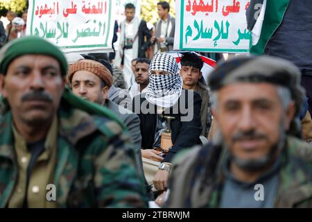 SANAA, Sanaa, Yémen. 8 décembre 2023. Des manifestants prennent part à une manifestation de solidarité avec les Palestiniens de Gaza, au milieu du conflit en cours entre Israël et la Palestine.les États-Unis ont imposé jeudi des sanctions à 13 personnes et entités pour avoir prétendument acheminé des dizaines de millions de dollars en devises étrangères au groupe Houthi du Yémen à partir de la vente et de l'expédition de marchandises iraniennes.les Houthis disent qu'ils ont organisé des drones et des attaques de missiles contre Israël et des navires israéliens en mer Rouge en réponse à l'offensive lancée par Israël contre Gaza. (Image de crédit : © Banque D'Images