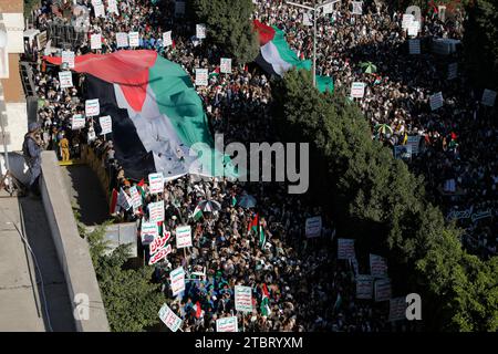 SANAA, Sanaa, Yémen. 8 décembre 2023. Des manifestants prennent part à une manifestation de solidarité avec les Palestiniens de Gaza, au milieu du conflit en cours entre Israël et la Palestine.les États-Unis ont imposé jeudi des sanctions à 13 personnes et entités pour avoir prétendument acheminé des dizaines de millions de dollars en devises étrangères au groupe Houthi du Yémen à partir de la vente et de l'expédition de marchandises iraniennes.les Houthis disent qu'ils ont organisé des drones et des attaques de missiles contre Israël et des navires israéliens en mer Rouge en réponse à l'offensive lancée par Israël contre Gaza. (Image de crédit : © Banque D'Images