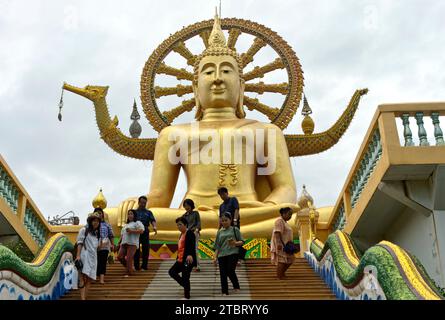 Le Grand Bouddha dans Mara pose, Grand Bouddha Temple, Wat Phra Yai, sur Ko Phan, Koh Samui, Thaïlande Banque D'Images