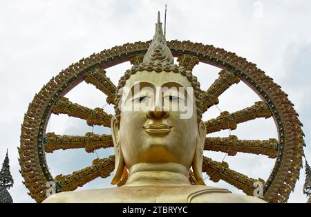 Portrait, Bouddha devant la roue du Dharma, Grand Temple du Bouddha, Wat Phra Yai, sur Ko Phan, Koh Samui, Thaïlande Banque D'Images