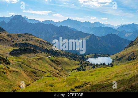 Vue du Zeigersattel au Seealpsee et au Hintere Seealpe, Alpes de Allgäu dans la région de randonnée Nebelhorn, Oberstdorf, Oberallgäu, Alpes, Alpes bavaroises, Allgäu, Souabe, Bavière, Allemagne Banque D'Images