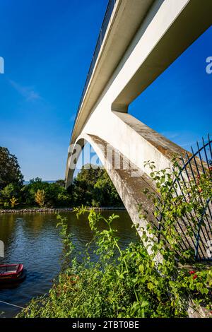 Allemagne, Hesse, Wiesbaden - Schierstein, Schiersteiner Hafen, Pont Dyckerhoff, zone de loisirs avec des installations portuaires, également connue sous le nom de Schiersteiner Riviera Banque D'Images