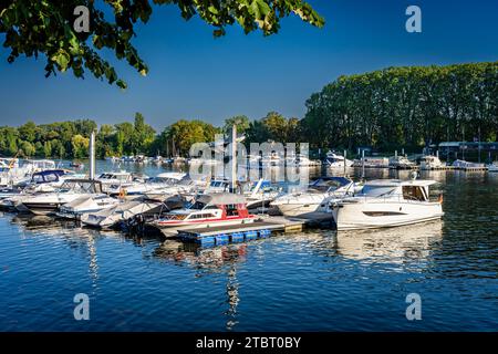 Allemagne, Hesse, Wiesbaden - Schierstein, Schiersteiner Hafen, zone de loisirs locale avec des installations portuaires, promenade en bord de mer, auberges et restaurants de poissons, également connu sous le nom de Schiersteiner Riviera, amarrages de bateaux pour bateaux à moteur et voiliers Banque D'Images