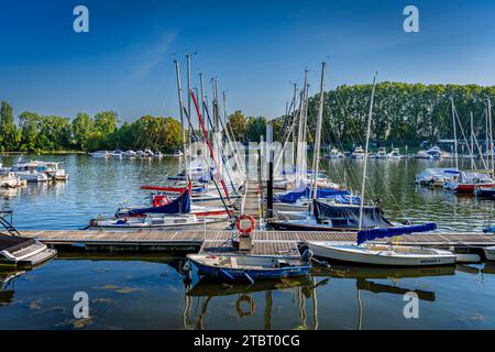 Allemagne, Hesse, Wiesbaden - Schierstein, Schiersteiner Hafen, zone de loisirs locale avec des installations portuaires, promenade en bord de mer, auberges et restaurants de poissons, également connu sous le nom de Schiersteiner Riviera, amarrages de bateaux pour bateaux à moteur et voiliers Banque D'Images