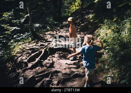 Randonnée en famille jusqu'au sentier de la cascade à Nesselwang Banque D'Images