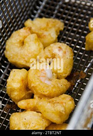Gros plan crevettes grillées dorées dans un cadre de cuisine professionnel Banque D'Images