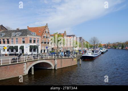 Bateaux sur la Spaarne, Haarlem, Hollande du Nord, pays-Bas Banque D'Images