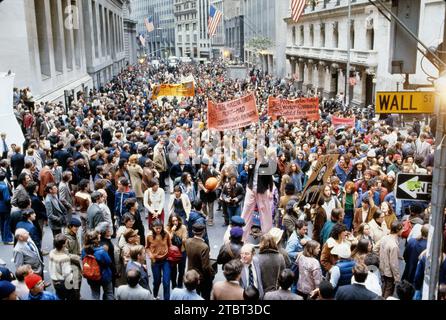 Foule assistant à une manifestation anti-nucléaire, Wall Street, New York City, New York, USA, collection Bernard Gotfryd, 23 septembre 1979 Banque D'Images