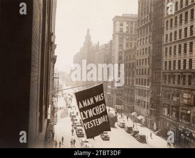 Drapeau annonçant le lynchage, flotté depuis la fenêtre du siège de la NAACP, 69 Fifth Avenue, New York City, New York, USA, artiste non identifié, NAACP Records, 1936 Banque D'Images