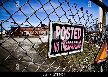 Panneau d'interdiction d'intrusion sur la clôture à maillons en chaîne du site industriel abandonné Banque D'Images