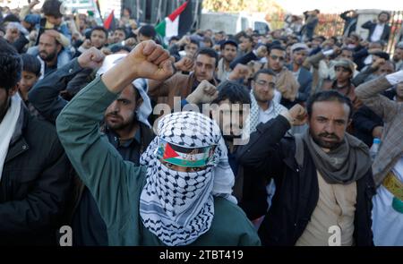 Sanaa, Yémen. 8 décembre 2023. Les manifestants prennent part à une manifestation de solidarité avec les Palestiniens, dans le cadre du conflit en cours entre Israël et la Palestine. Les États-Unis ont imposé jeudi des sanctions à 13 individus et entités pour avoir prétendument acheminé des dizaines de millions de dollars en devises étrangères au groupe Houthi du Yémen de la vente et de l'expédition de marchandises iraniennes. (Image de crédit : © Osamah Yahya/ZUMA Press Wire) USAGE ÉDITORIAL SEULEMENT! Non destiné à UN USAGE commercial ! Crédit : ZUMA Press, Inc./Alamy Live News Banque D'Images