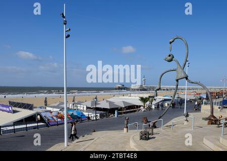 Sculpture Herring Esser par l'artiste Tom Otterness, Scheveningen, la Haye, Côte néerlandaise de la mer du Nord, Hollande du Sud, pays-Bas Banque D'Images