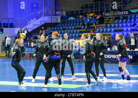 Fredrikshavn, Danemark. 08 décembre 2023. FREDRIKSHAVN, DANEMARK - DÉCEMBRE 8 : des joueuses de l'équipe néerlandaise s'échauffent lors du 26e match du Championnat du monde féminin de handball de l'IHF entre l'Ukraine et les pays-Bas à Arena Nord le 8 décembre 2023 à Fredrikshavn, Danemark (photo Henk Seppen/Orange Pictures) crédit : Orange pics BV/Alamy Live News Banque D'Images