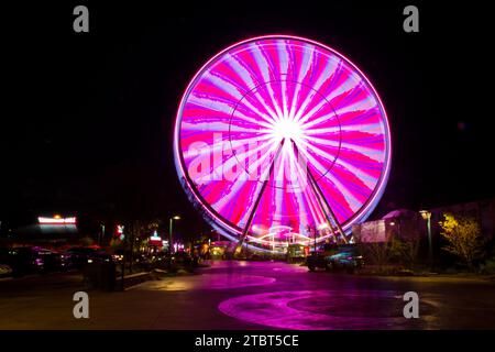 Glowing Ferris Wheel in Motion au parc d'attractions nocturne de Gatlinburg Banque D'Images