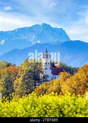 Église de St. Johann in Holzhausen sur le lac Starnberg, Zugspitze en arrière-plan, contreforts alpins, haute-Bavière, Bavière, Allemagne, Europe Banque D'Images