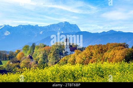 Église de St. Johann in Holzhausen sur le lac Starnberg, Zugspitze en arrière-plan, contreforts alpins, haute-Bavière, Bavière, Allemagne, Europe Banque D'Images