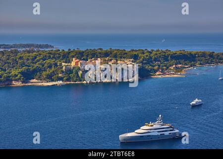 Vue aérienne du fort Royal sur l'Ile Saint-Marguerite dans la baie de Cannes avec le superyacht AVIVA à l'ancre. Banque D'Images