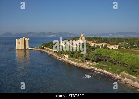 Vue aérienne du monastère de l'abbaye de Lérins sur l'île Saint-Honorat dans la baie de Cannes dans le sud de la France. Banque D'Images