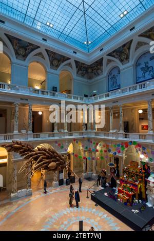 Vienne, Weltmuseum Wien (anciennement Musée d'Ethnologie) à l'intérieur de Hofburg, cour du corps de Logis avec sculpture Alimasag (crabe) de Leeroy New en 01. Quartier Vieille ville, Autriche Banque D'Images