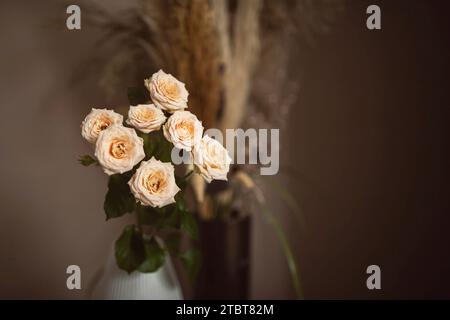 Petites roses dans un vase Banque D'Images